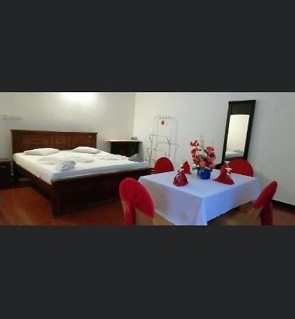 Avanya Hotel And Reception Hall Angunakolapelessa ภายนอก รูปภาพ