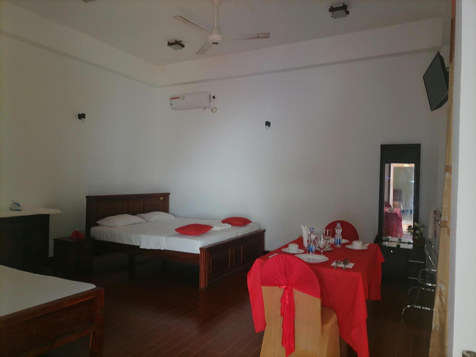 Avanya Hotel And Reception Hall Angunakolapelessa ภายนอก รูปภาพ