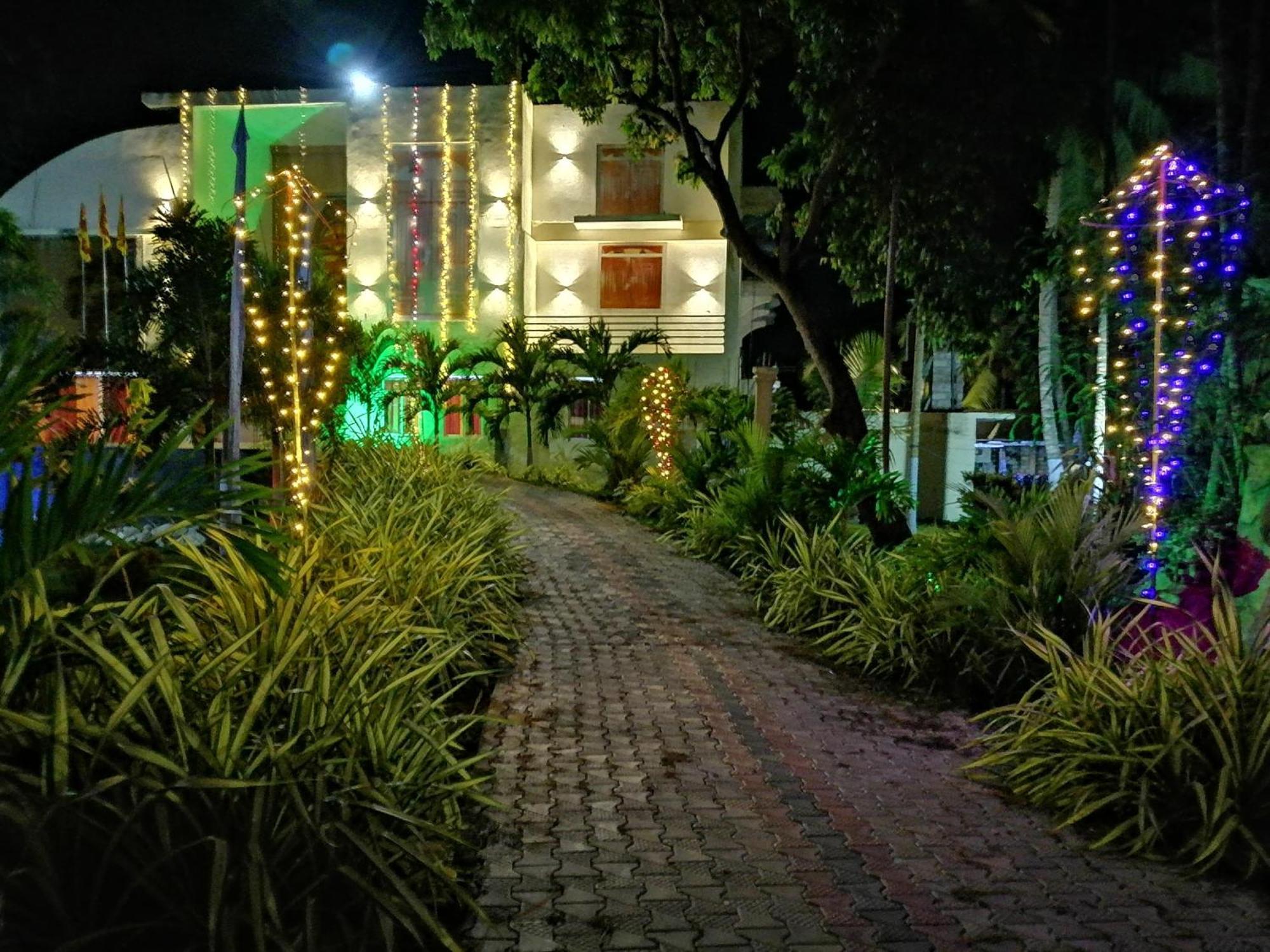 Avanya Hotel And Reception Hall Angunakolapelessa ภายนอก รูปภาพ