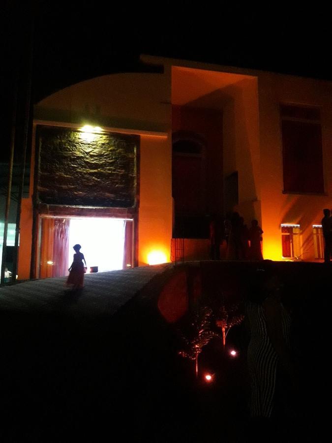 Avanya Hotel And Reception Hall Angunakolapelessa ภายนอก รูปภาพ