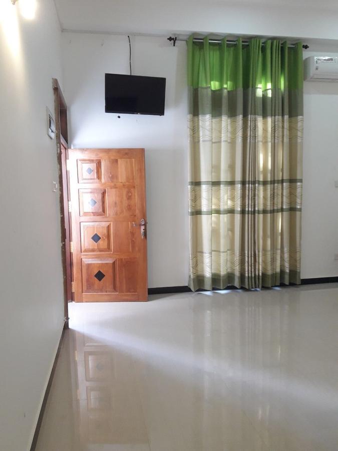 Avanya Hotel And Reception Hall Angunakolapelessa ภายนอก รูปภาพ