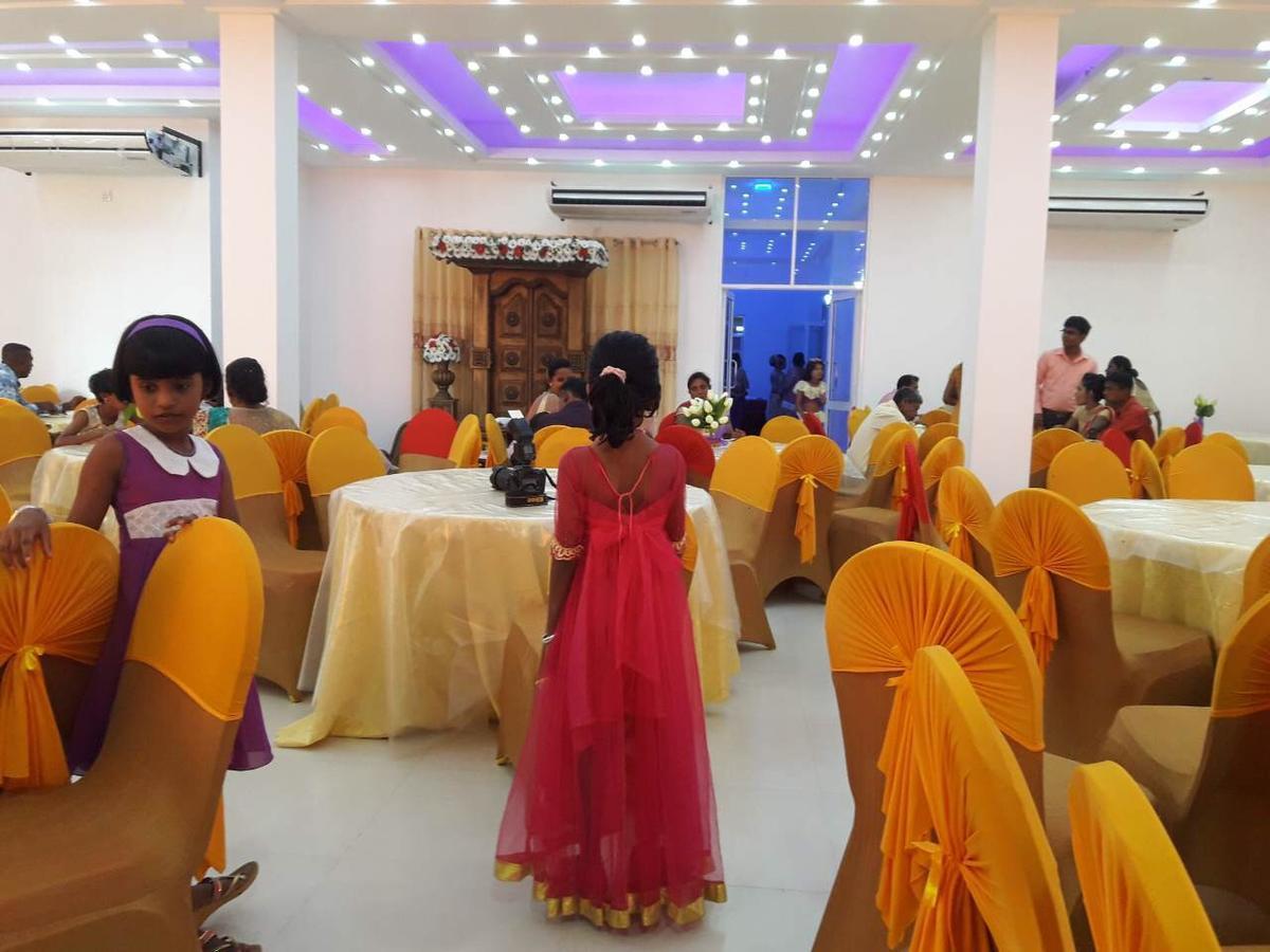 Avanya Hotel And Reception Hall Angunakolapelessa ภายนอก รูปภาพ